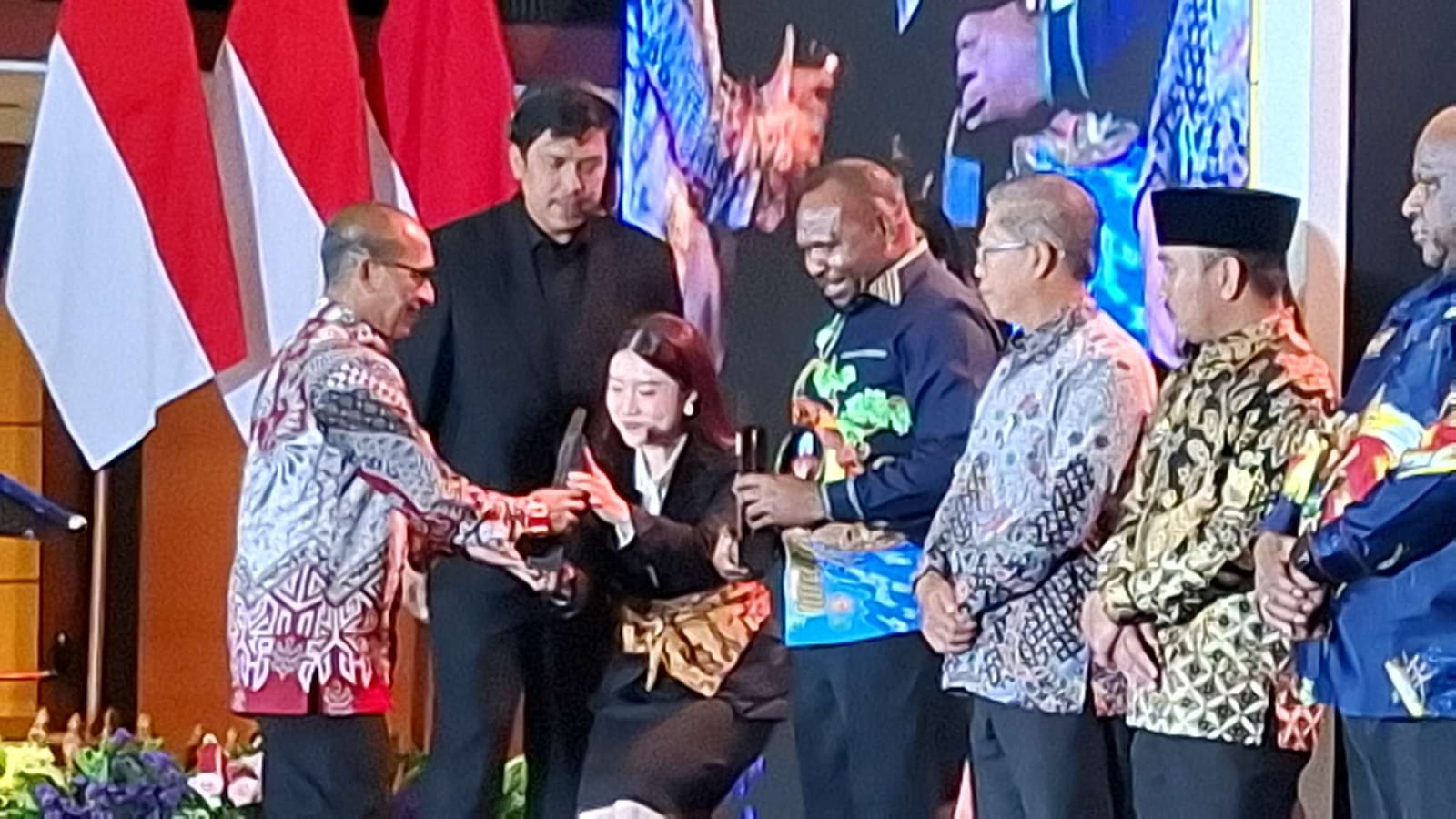 Bupati Intan Jaya Terima Penghargaan Nasional atas Kinerja Penanggulangan Kemiskinan